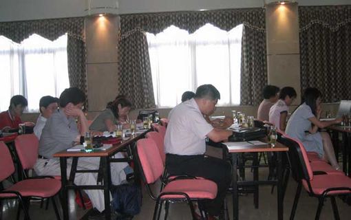 “十一五”中國制造業(yè)信息化技術(shù)及其標(biāo)準(zhǔn)化發(fā)展研討會暨2004年全國工業(yè)自動化系統(tǒng)與集成標(biāo)準(zhǔn)化技術(shù)委員會年會及工業(yè)機(jī)器人標(biāo)準(zhǔn)劃分技術(shù)委員會換屆會，各參會人員聽取演講人員的報(bào)告，吸取經(jīng)驗(yàn)